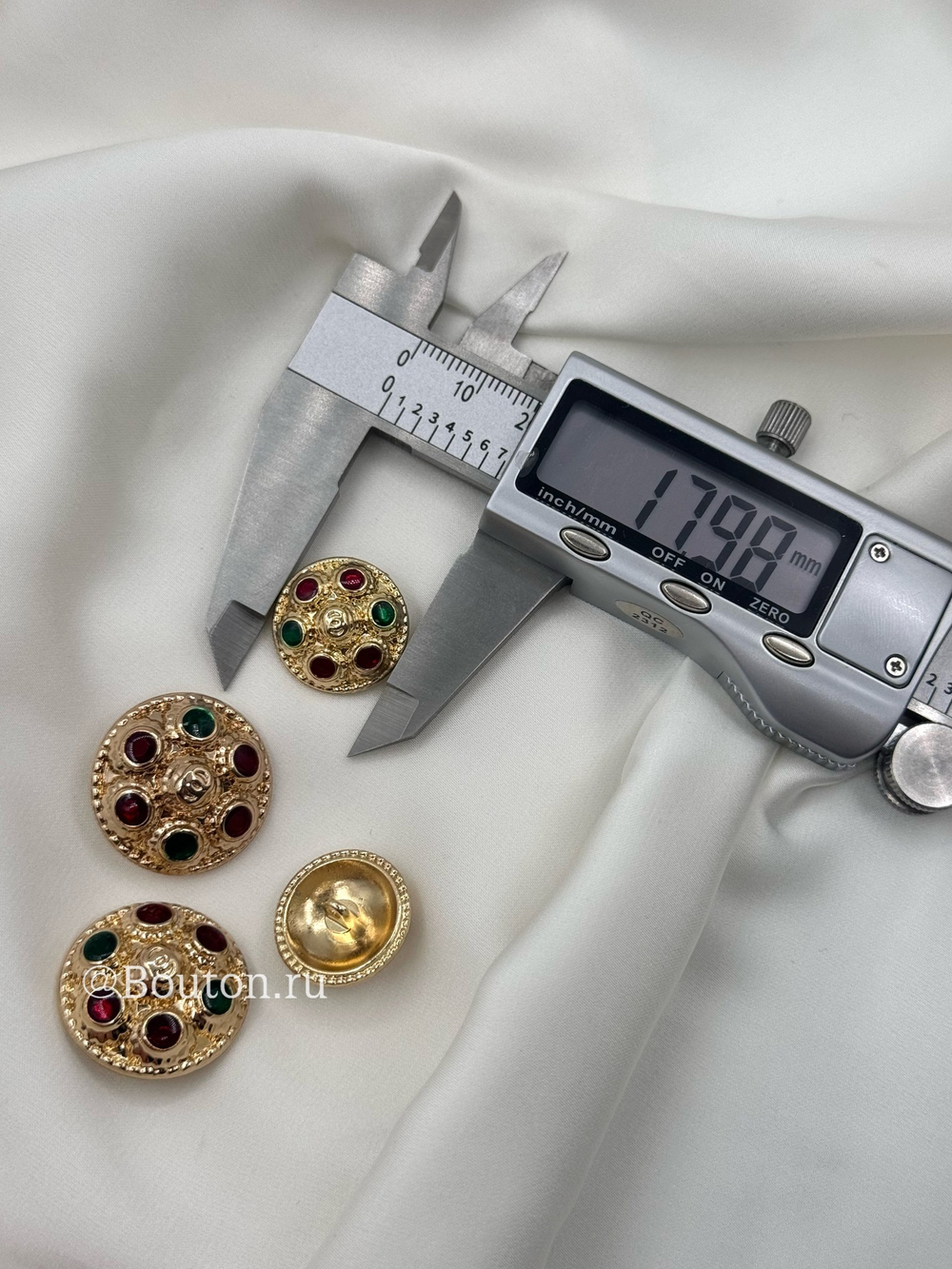 Пуговицы Шан. золотистые с красно-зелеными деталями