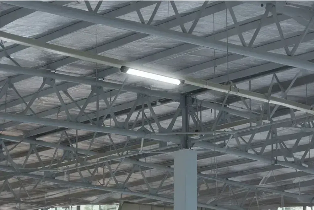 Светильник линейный уличный 36Вт 6500К холодный белый свет в стильном черном корпусе. Размер 600х60х45мм