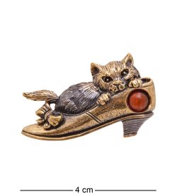 AM-3453 Брошь «Кот в любимой туфельке» (латунь, янтарь)