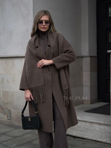 Коричневое удлиненное пальто с шарфом