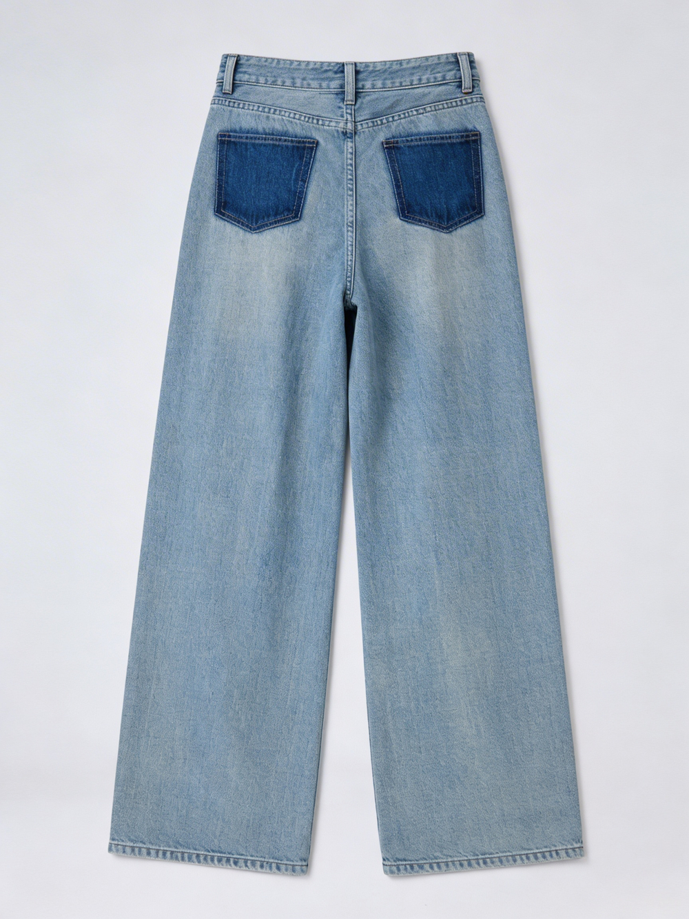 Широкие джинсы с контрастным карманом