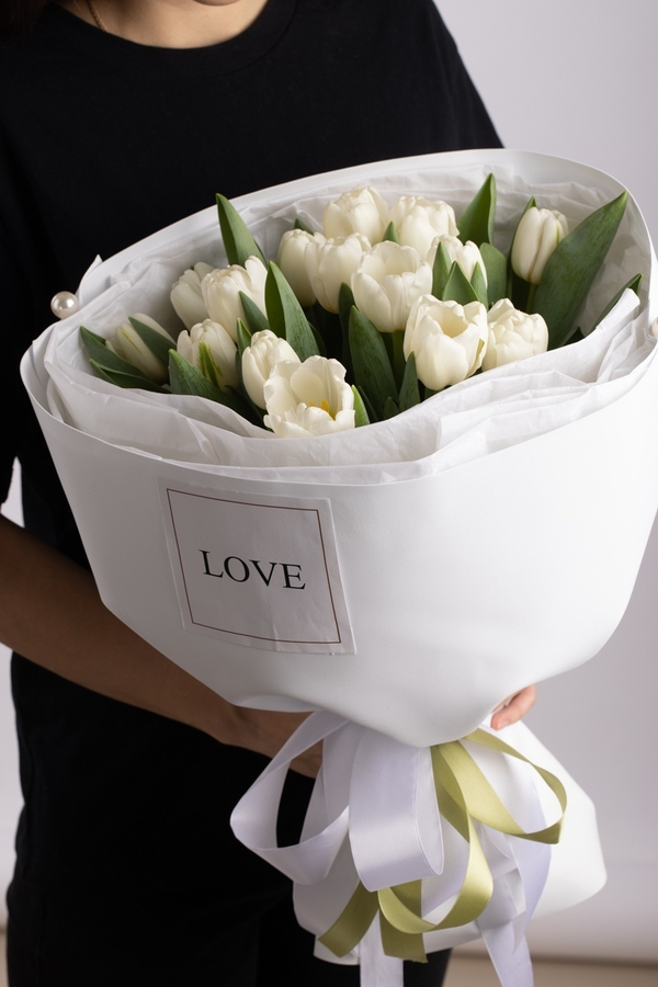 Белые тюльпаны в авторском оформлении Флора Маркет