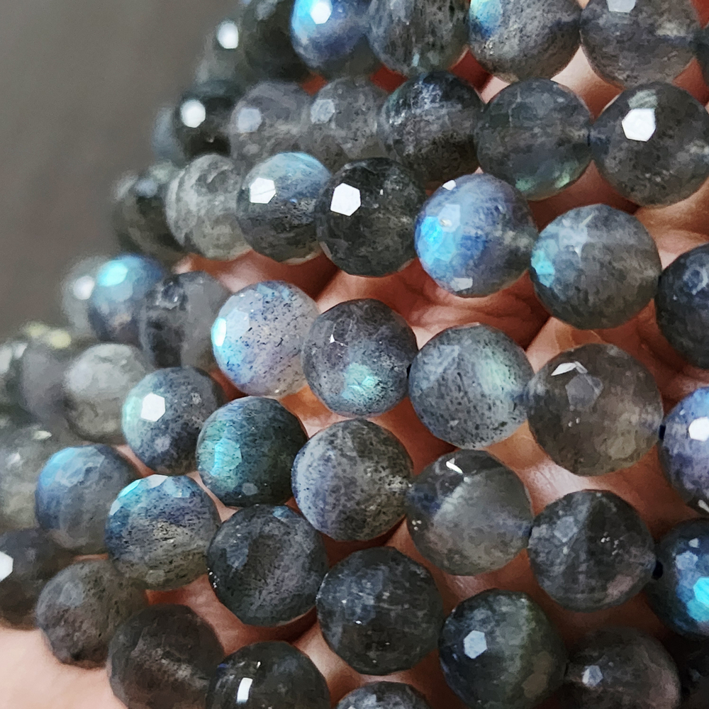 Лабрадор огранка, сверкает, переливается, в каждом иризация, р-р 7.8мм, штучно