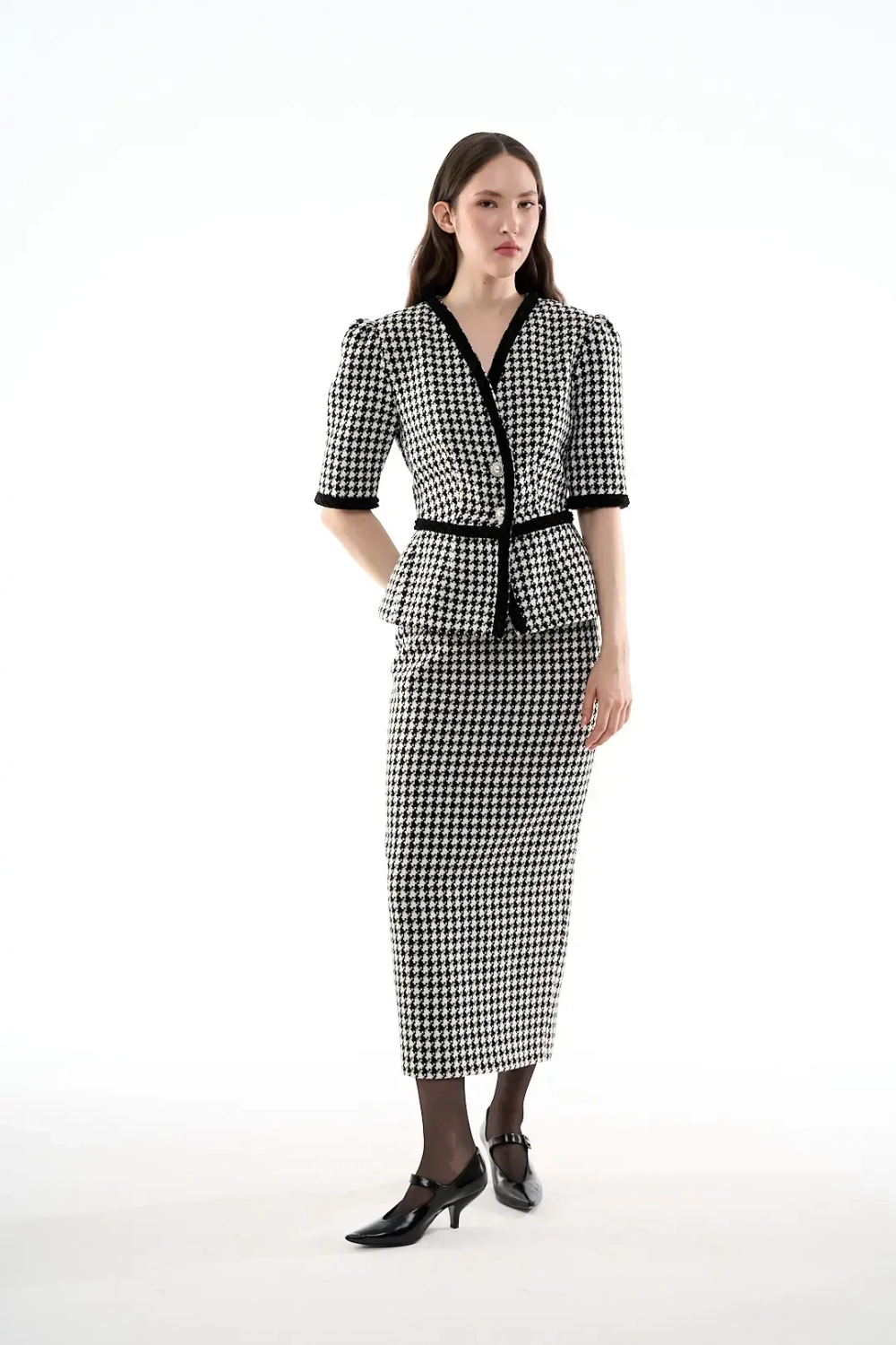 Жакет с объемными плечами и баской черно-белый