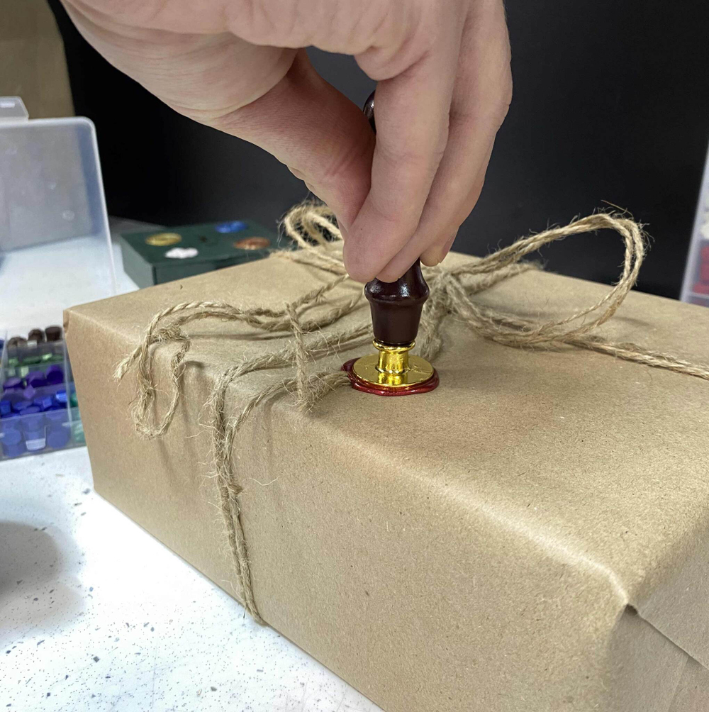 Крафт с сургучной печатью. Услуга по упаковке подарка.