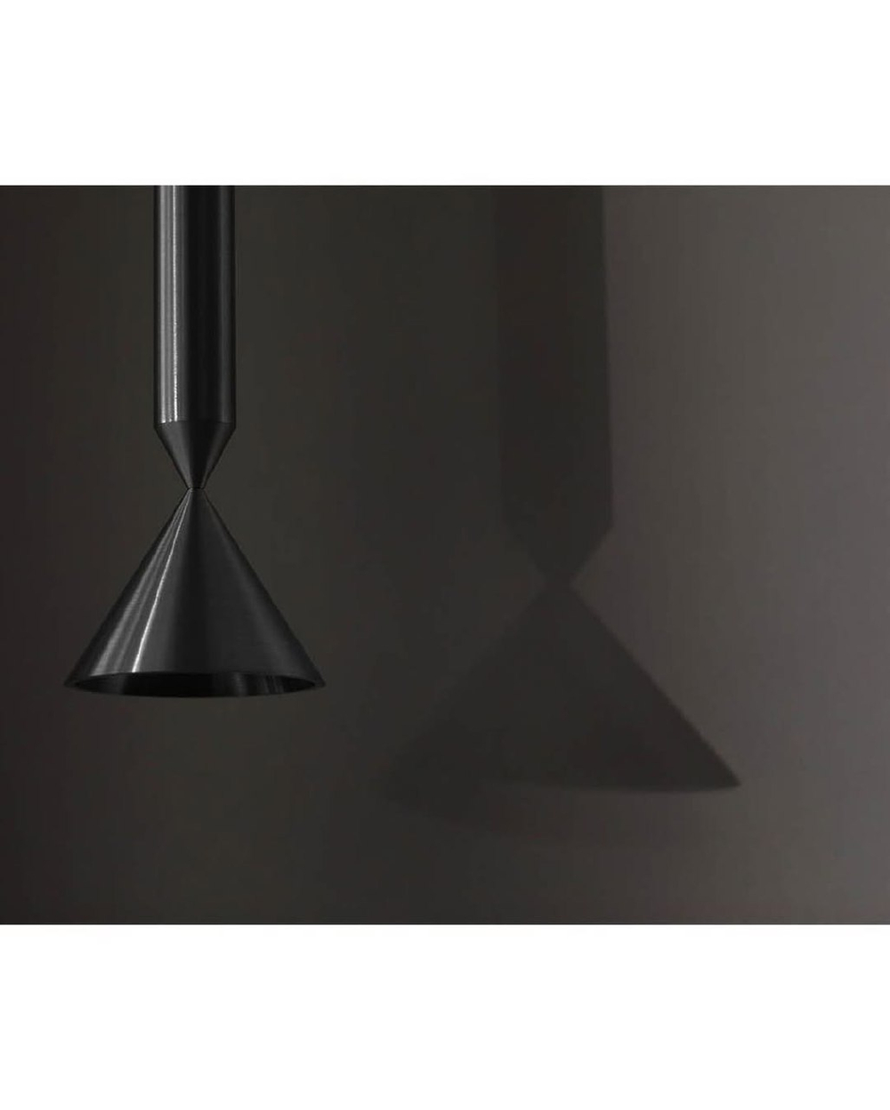 Современный лаконичный светильник с вытянутой чёрной формой.