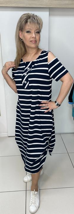 Трикотажное платье в полоску с вынутыми плечиками на большие размеры