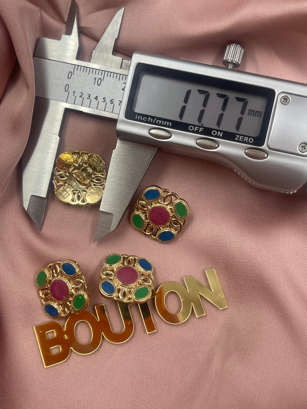 Пуговицы золотые ажурные Шан. с разноцветной эмалью