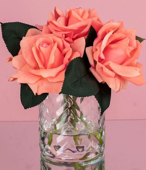 Букет коралловых французских роз в прозрачной вазе "ёлочка", Cote Noire