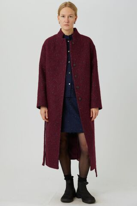 Прямое пальто из шерсти букле бордового цвета