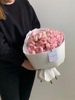 Букет гортензия и кустовые пионовидные розы в оформлении