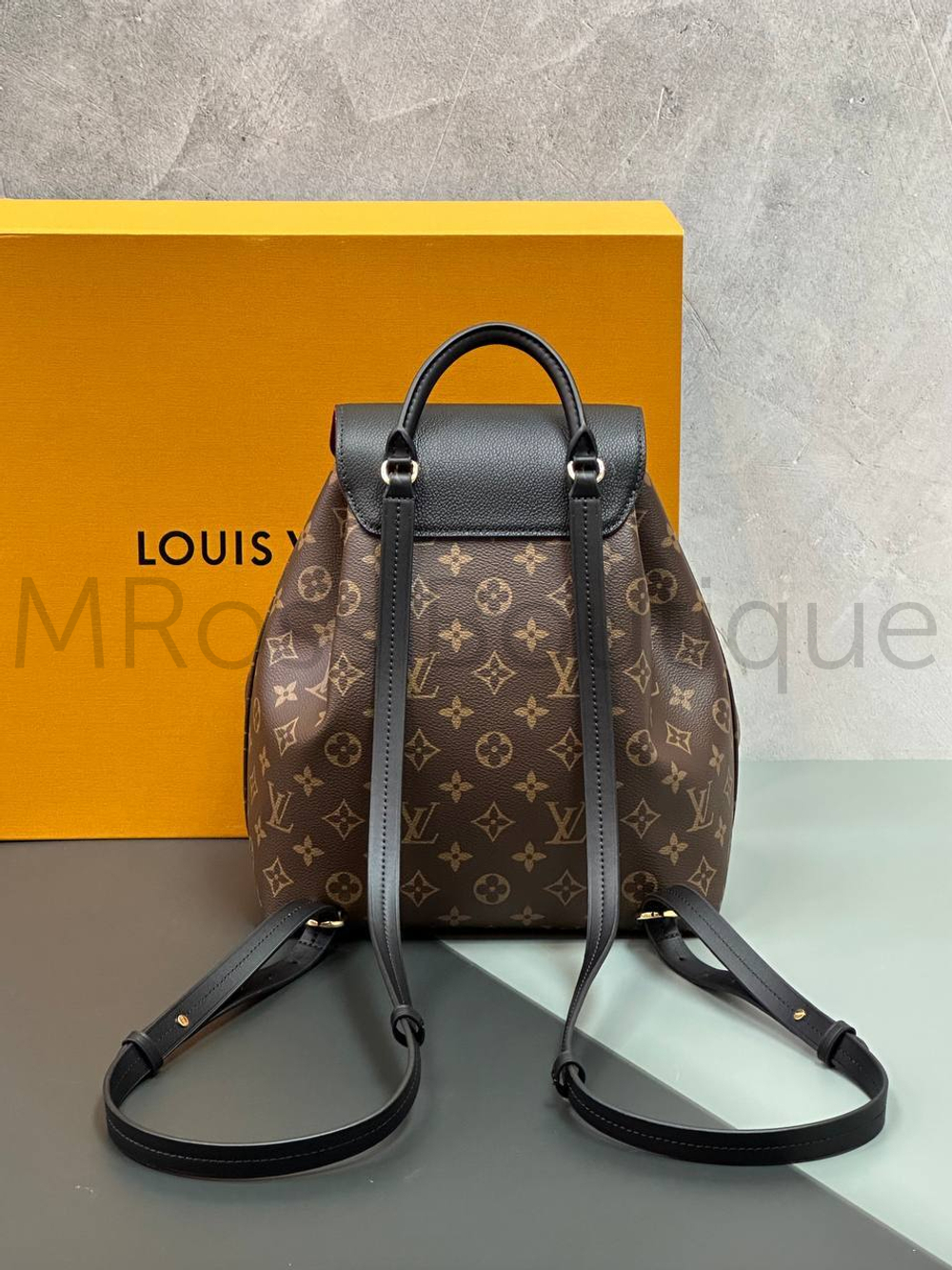 Рюкзак Montsouris Louis Vuitton Canvas Monogram с черным клапаном из кожи