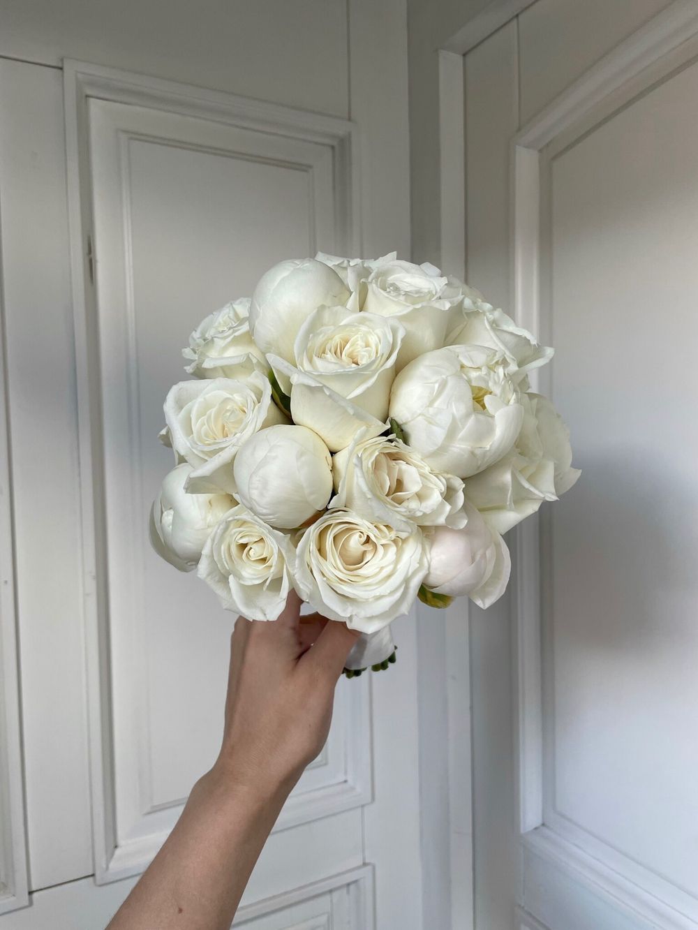 Свадебный букет из пионов и одноголовых роз