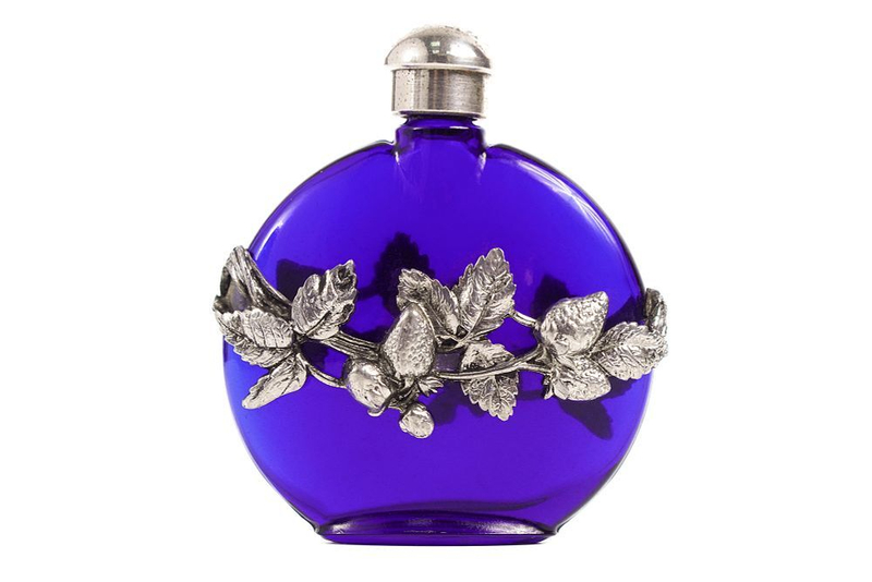 Флакон из кобальтового стекла, украшенный веточками земляники