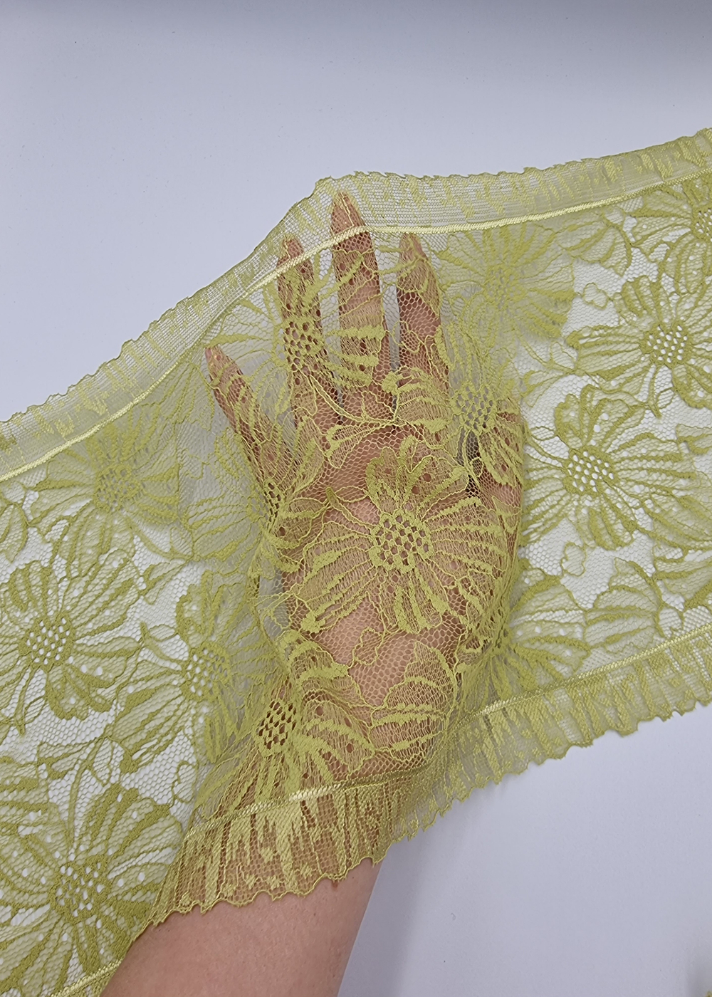 Кружево эластичное ярко-зеленое КС151 (22,5 см)