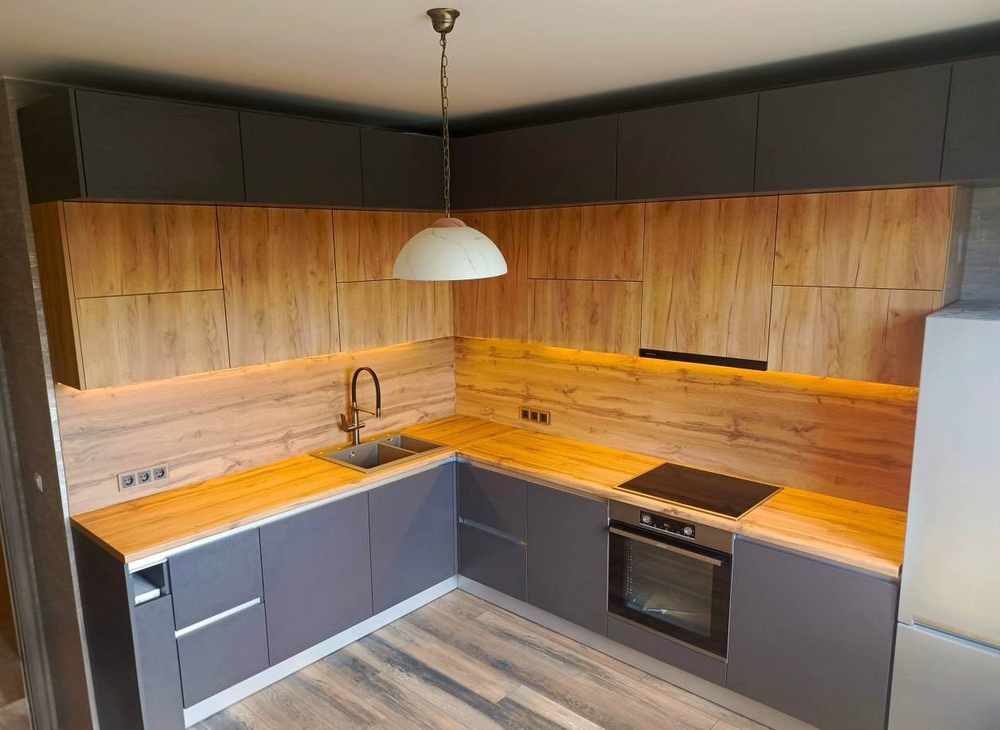 Угловая кухня с LED подсветкой и профильными ручками Gola