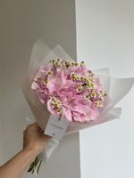 Букет из гортензии и ромашки