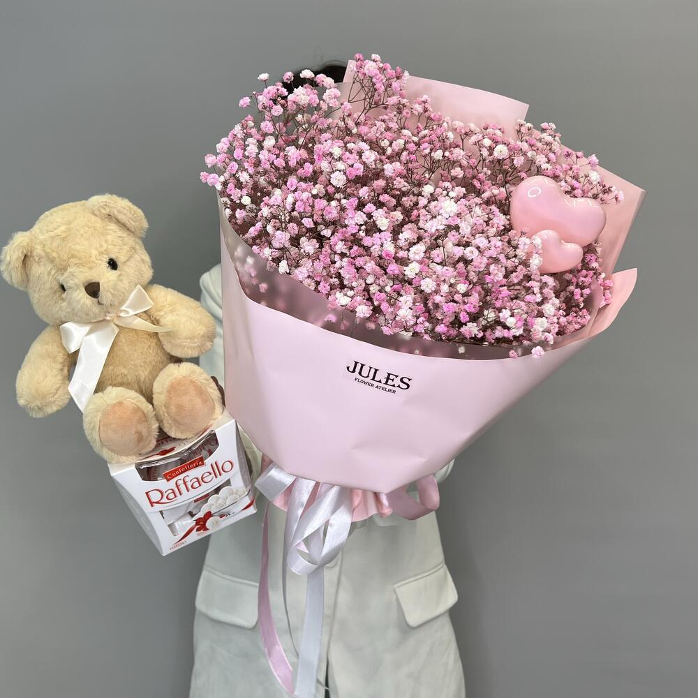 Букет из розовой гипсофилы с мишкой и конфетами