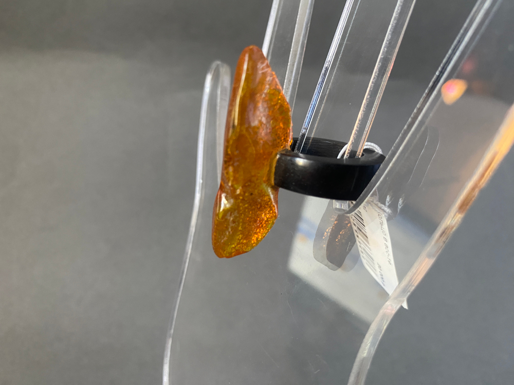 Кольцо с янтарём