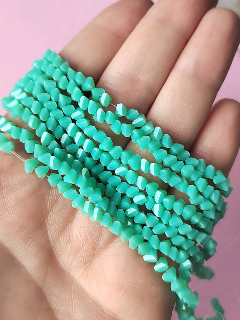 хтр4-мн Стекло граненое треугольник 4*3мм, мятный непрозрачный, нить 39см