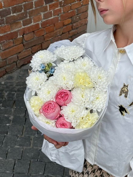 Букет из хризантемы, желтых диантусов и кустовой пионовидной розы