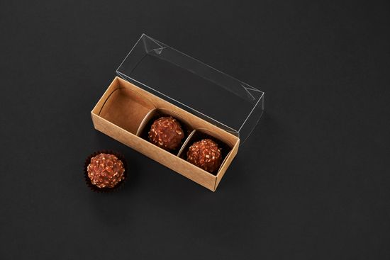 Упаковка с прозрачной крышкой для 3 шоколадных конфет