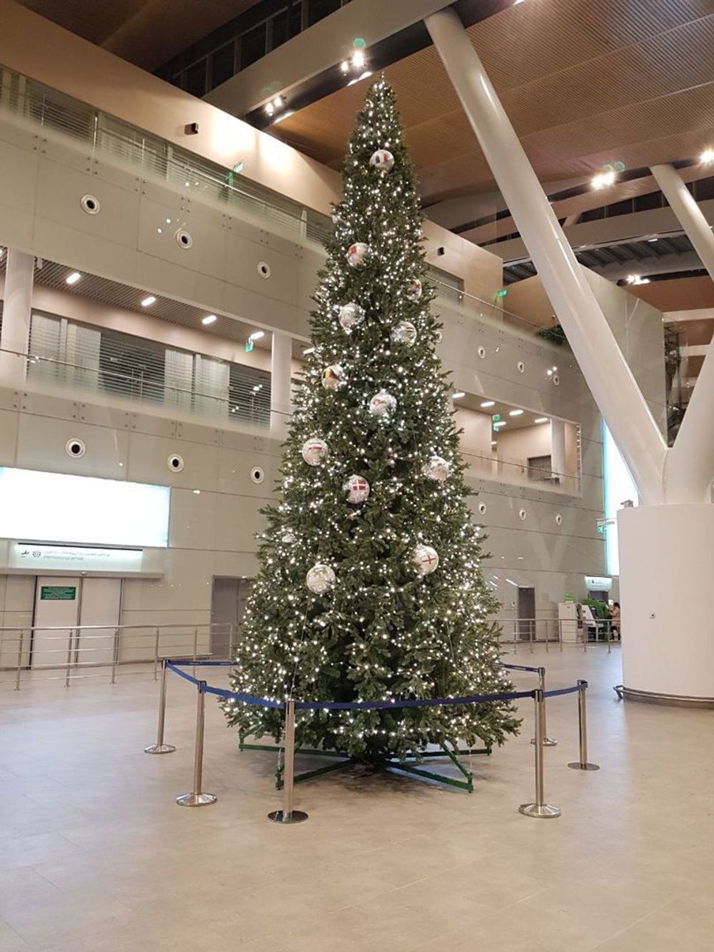 Большая елка с гирляндой «Сказочная светодинамическая» (литая+пвх) 5 м