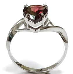 Ювелирное кольцо из серебра 925 пробы,вставка гранат натуральный,размер 18