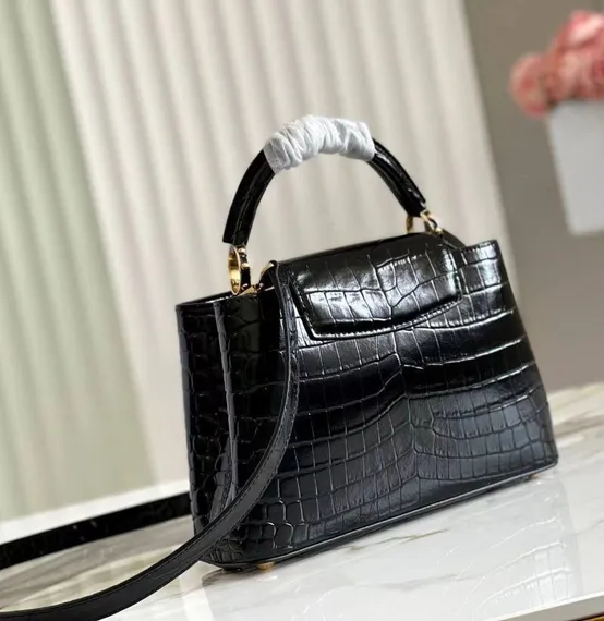 Сумка Louis Vuitton Capucines BB женская черный