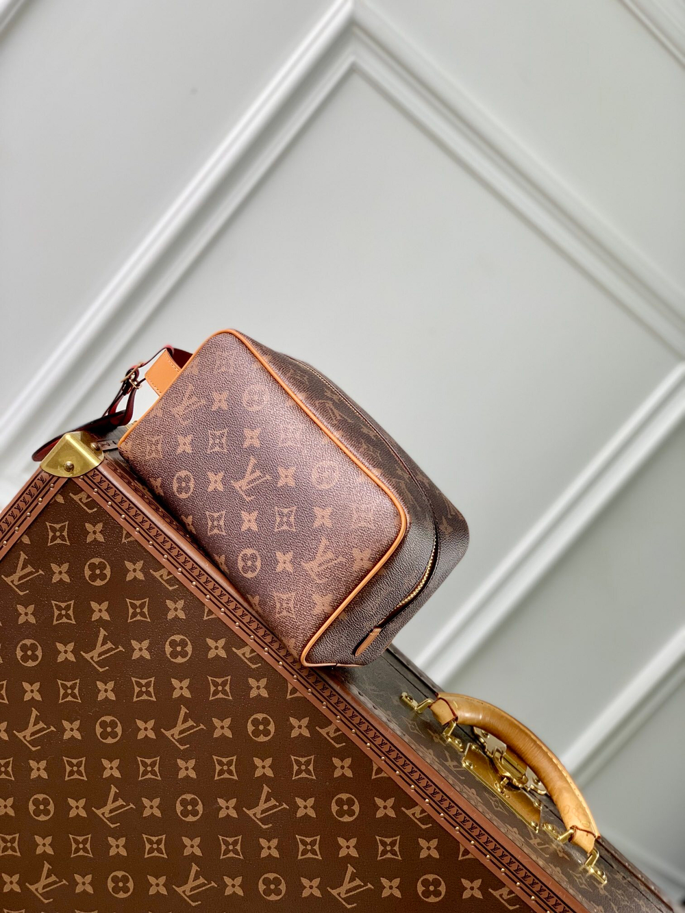 Louis Vuitton Locker Dopp Kit