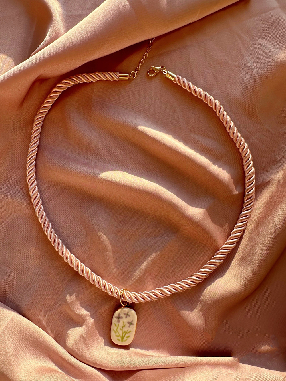 Чокер шнур сиреневый с подвеской