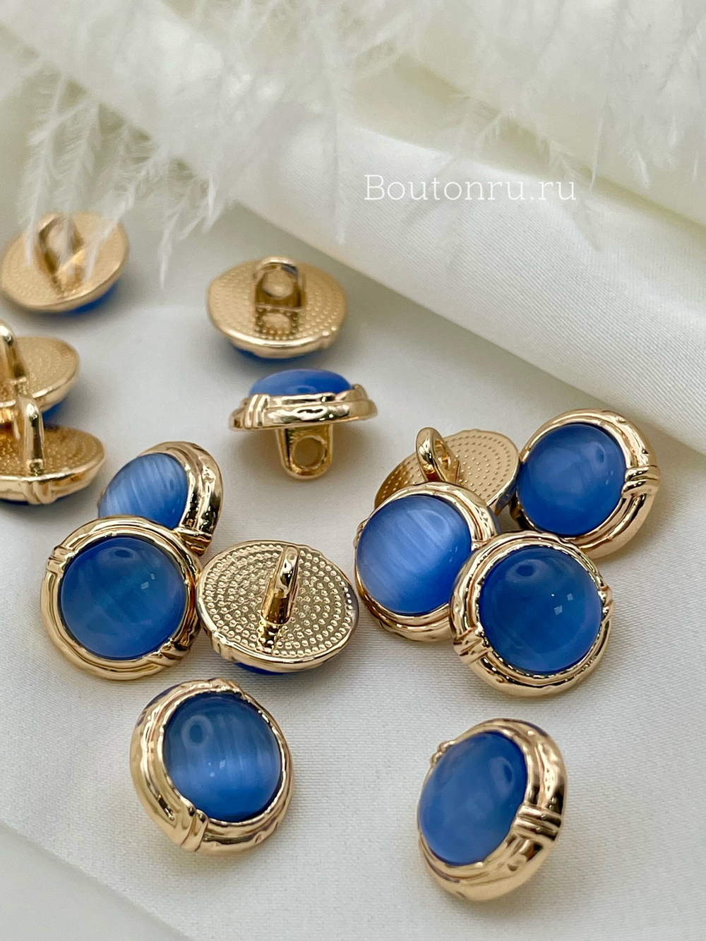 Пуговицы золотистые на ножке синий камень луна