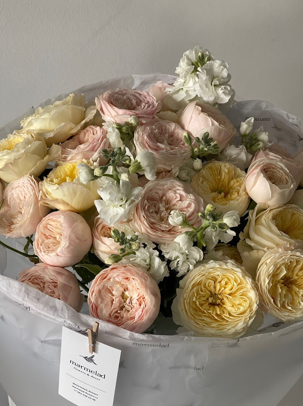 Букет сборный нежный с маттиолой и кустовой розой