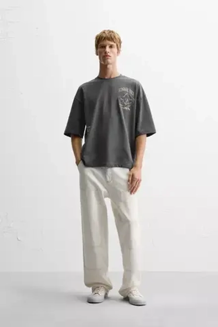 ZARA ФУТБОЛКА С КОНТРАСТНЫМ ПРИНТОМ, ЦЕМЕНТНЫЙ