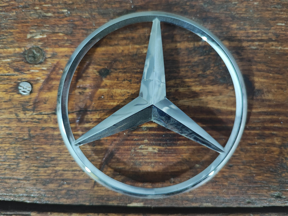 Эмблема крышки багажника Mercedes S (W222) 13-20 Б/У Оригинал A2228170016