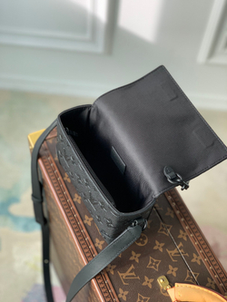 Louis Vuitton Steamer Wearable Wallet
