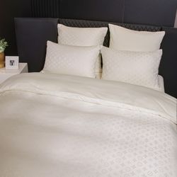 Комплект постельного белья на резинке Сатин Жаккард «Белоснежный шёпот»