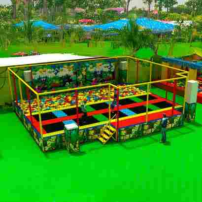 Батутная арена «Джунгли» 10,7×7,9 м, 10 батутов, с поролоновой ямой и скалодромом