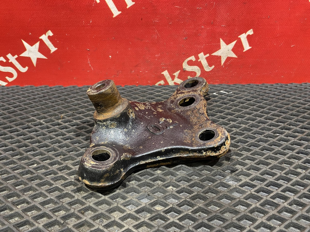 Кронштейн цилиндра подъема кабины