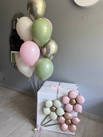 Коробка сюрприз с шарами и цветами