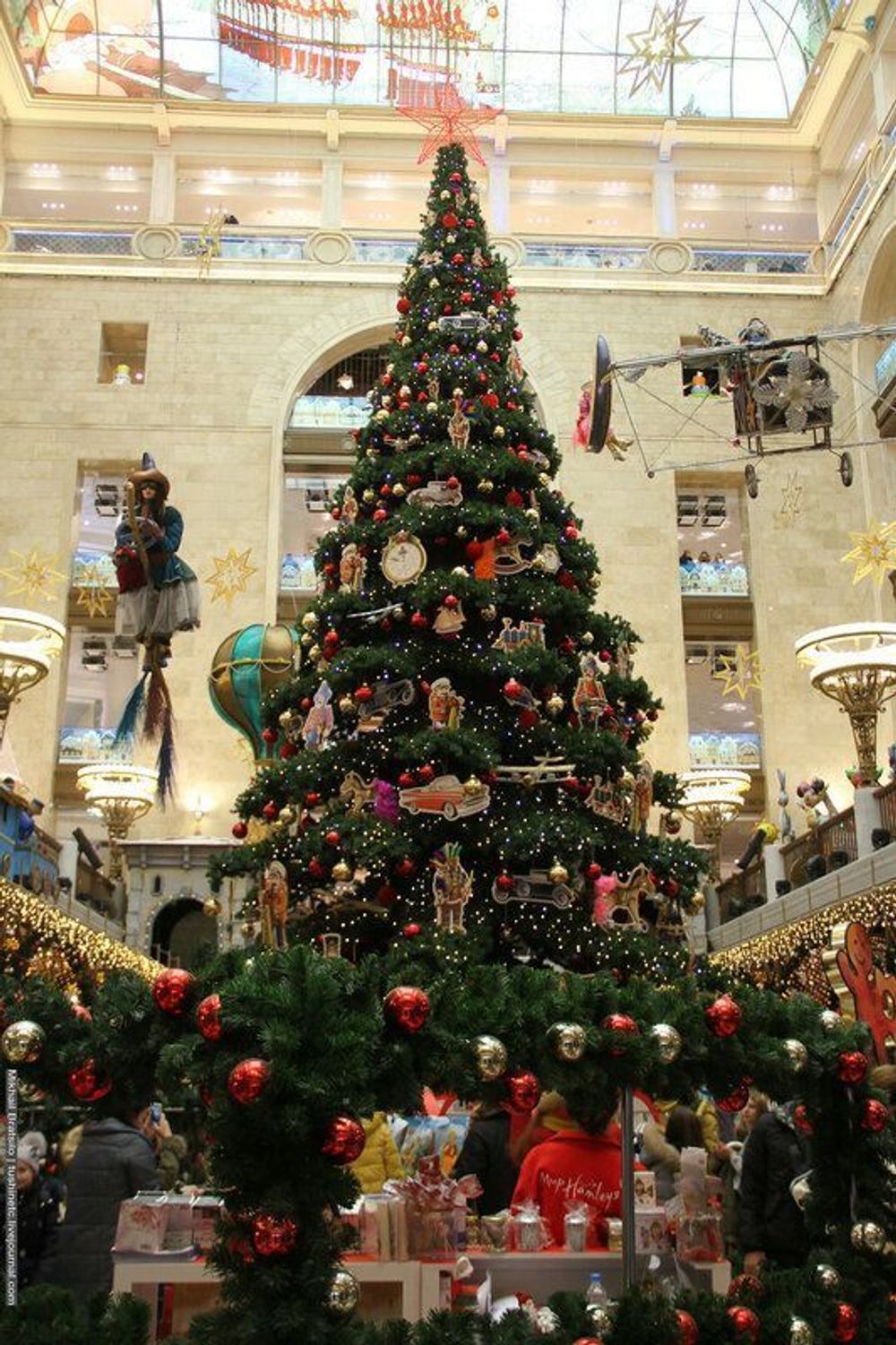 Светодинамическая елка ствольная - встроенная гирлянда: Теплый свет - "Таежная" от 11 до 21 м