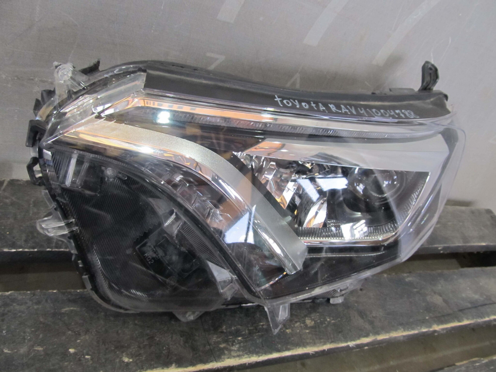 Фара левая LED Toyota RAV4 IV (XA40)  Б/У Оригинал 8118542680