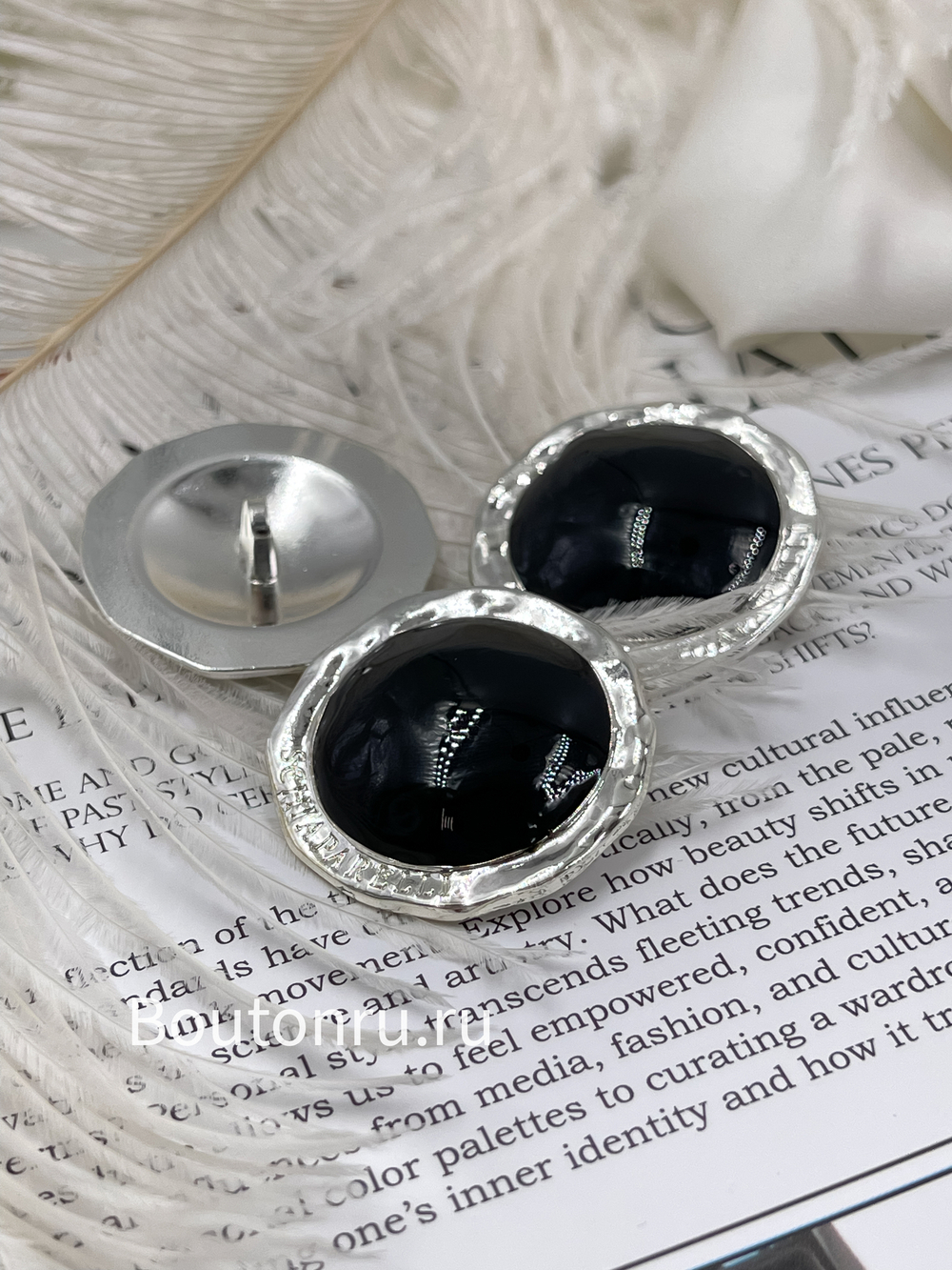 Пуговицы серебристые круглые с черной эмалью Скиапар.