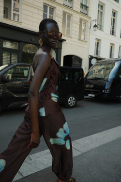 ZARA АТЛАСНЫЕ БРЮКИ С ЦВЕТОЧНЫМ ПРИНТОМ, ТЕМНО-КОРИЧНЕВЫЙ