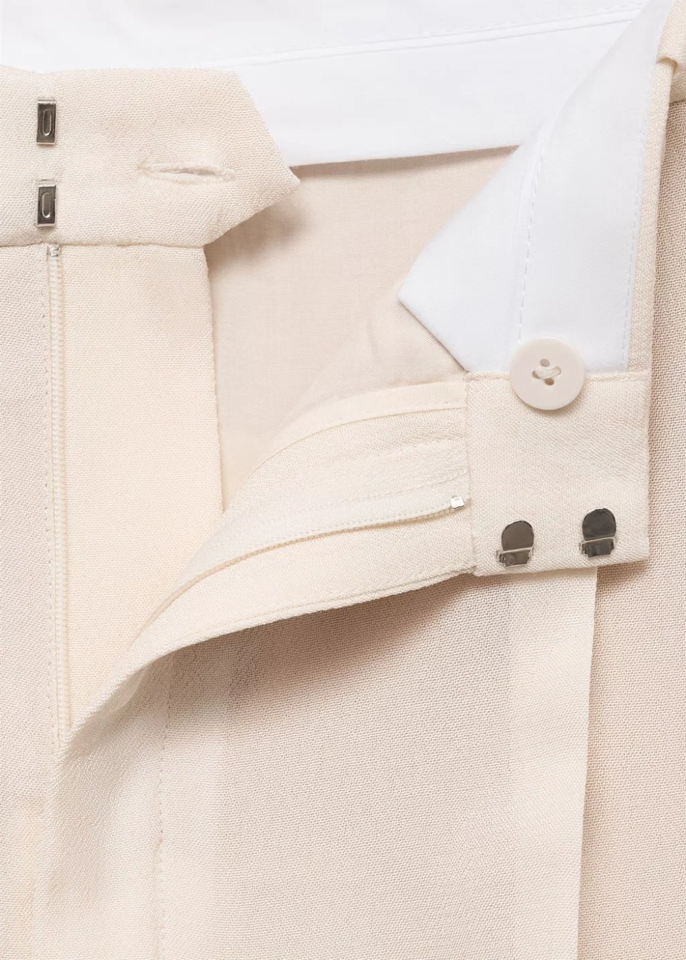 Костюмные брюки прямого кроя из струящейся ткани