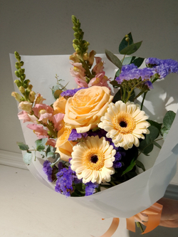 Летний солнечный букет с танацетумом и ароматными пионами Сара Бернард (С0034)