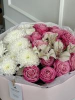 Букет из кустовой пионовидной розы, хризантемы и альстромерии