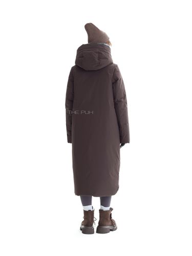 Длинный пуховик темно-шоколадного цвета с поясом