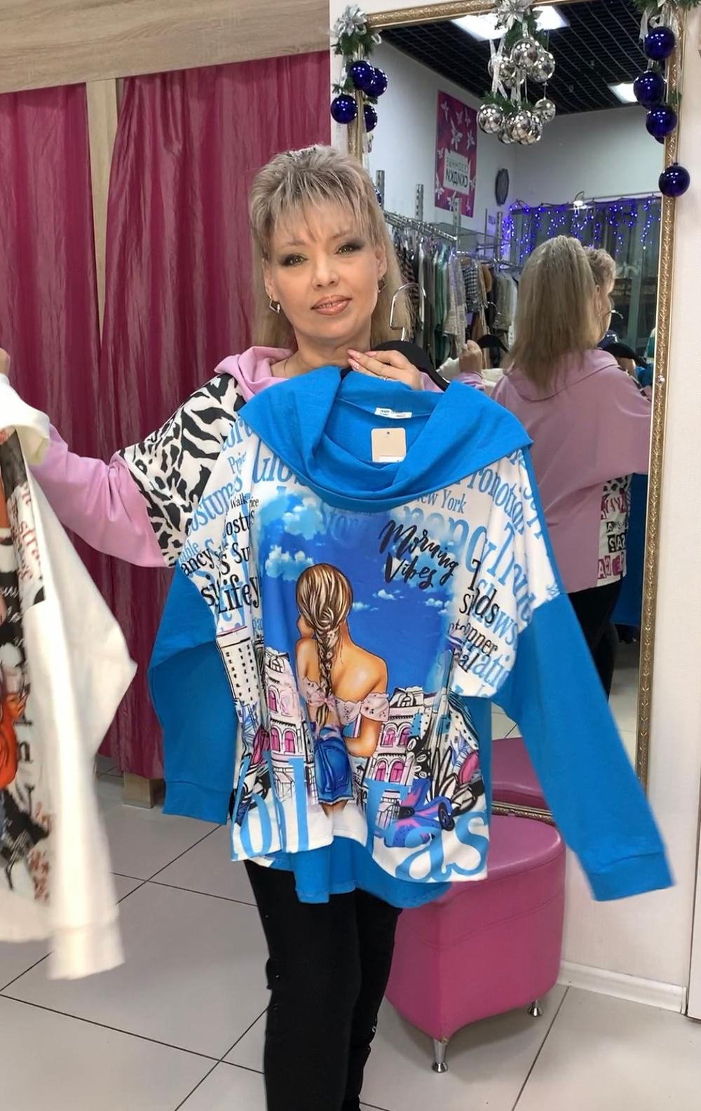 Яркий принтовый джемпер-толстовка с капюшоном