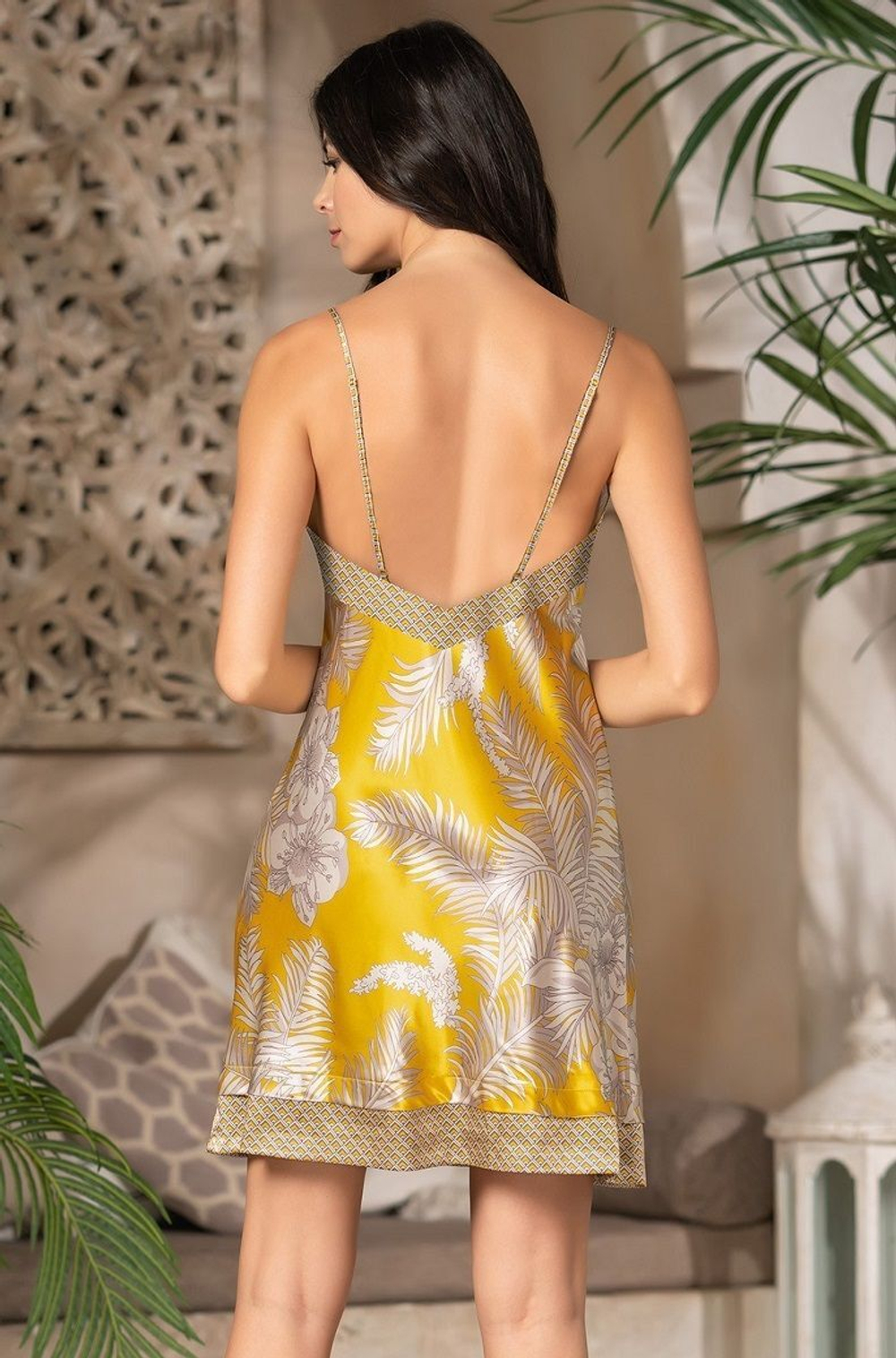 Стильная коротенькая сорочка Amara